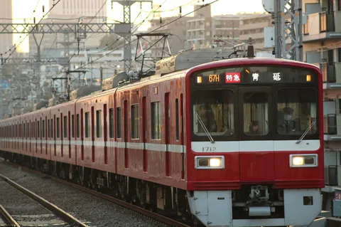 夕陽に照らされる赤い列車