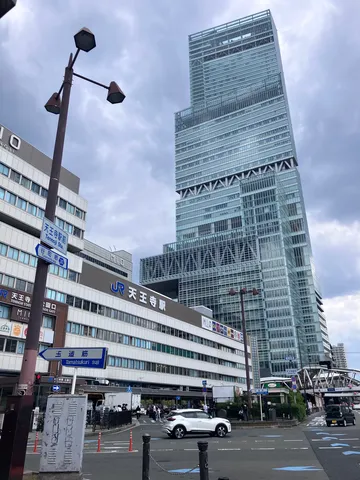 空とビル、そして信号のコントラスト