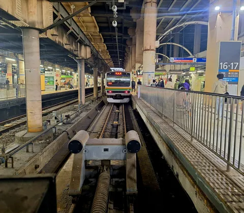電車と駅の日常風景