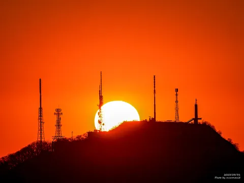 夕焼けと電波塔のシルエット