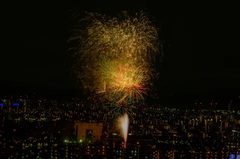 煌めく街の夜空を彩る