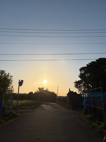 黄昏時の道標、進む先に