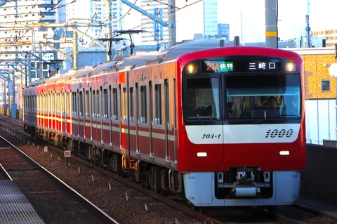 夕暮れの赤い列車の瞬き