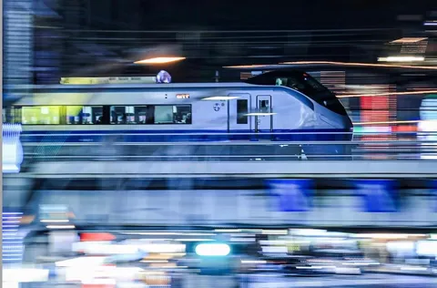 夜を疾走する列車の光