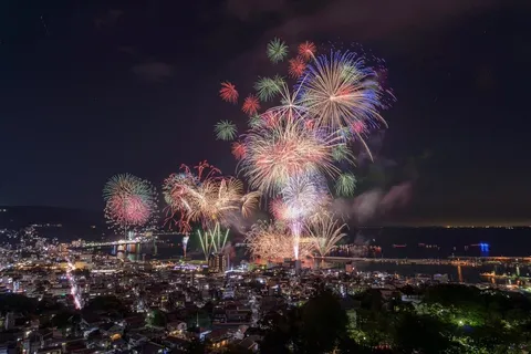 夜空に咲く港の花火
