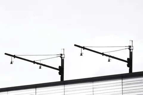 空に伸びる二つの線