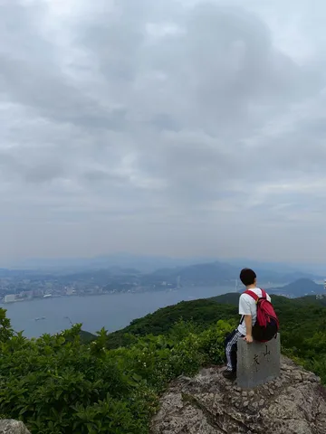 山頂から見下ろす絶景、雲と街と海