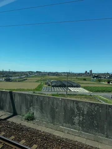 田園地帯に佇むビニールハウス