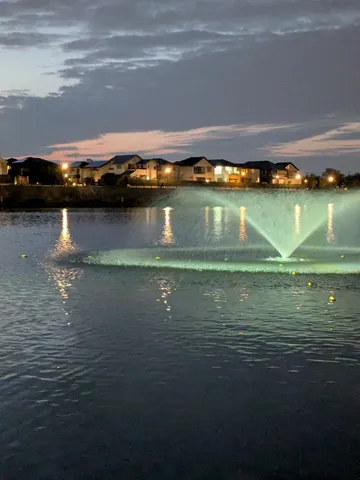 夜の帳と水面の光