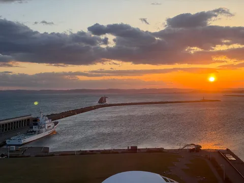 夕映えの防波堤