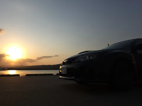 黄昏時の海沿いドライブ