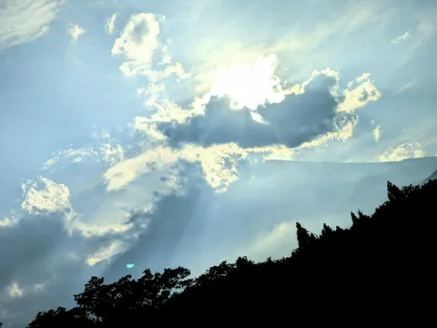 雲間からの光、山並み