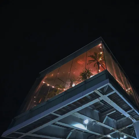 夜空に浮かぶガラスのテラス