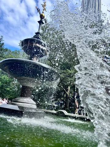 水しぶきの躍動、噴水の生命感