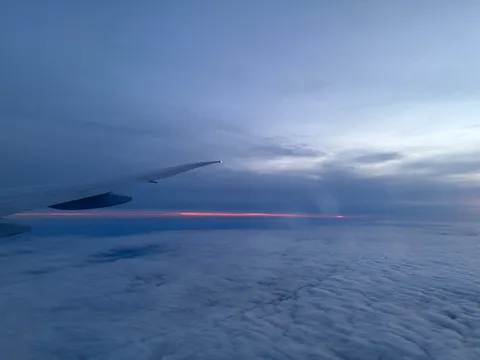 雲海の上の茜色グラデーション