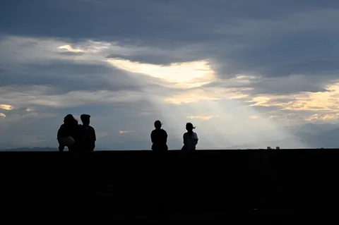 夕暮れの影と光の縁取り