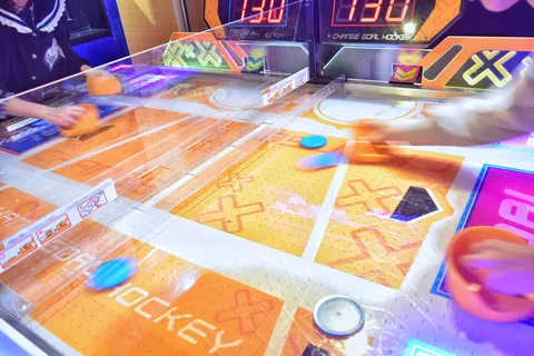 熱戦エアホッケー、スピード感あふれる瞬間