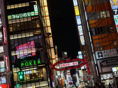ネオン街の夜を縫う歩道