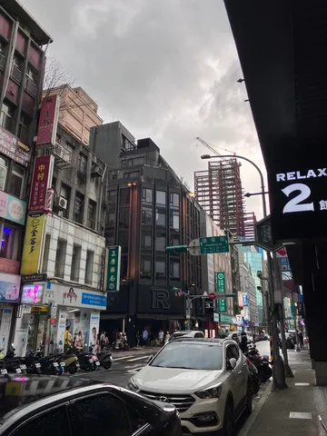 都会のざわめきと空の色