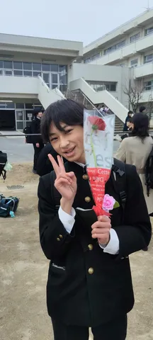 笑顔のピースと鮮やか花束