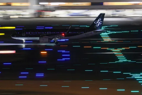 光の残像と夜の飛行機