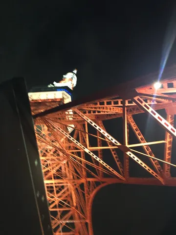 夜空に灯る、鉄骨のオレンジ