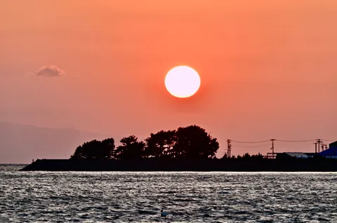 沈む夕陽と静かな縁