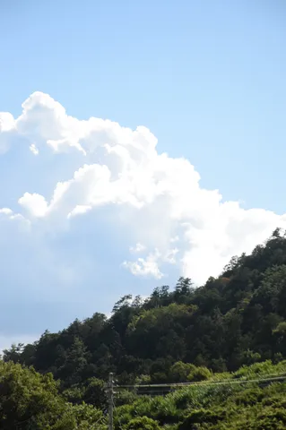 空を覆う雲と緑の山々