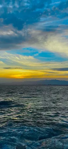 夕焼けに染まる空と海
