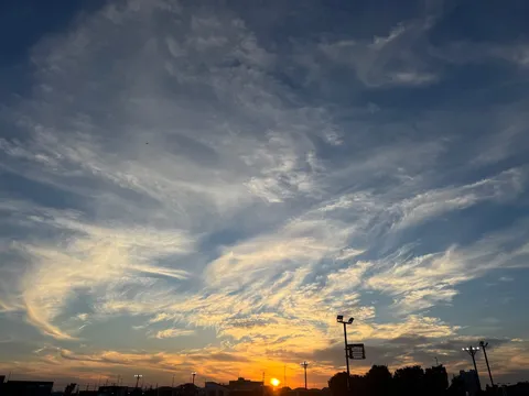 夕景に揺れる光と雲