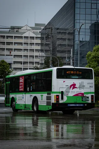 雨の街角、バスの余韻