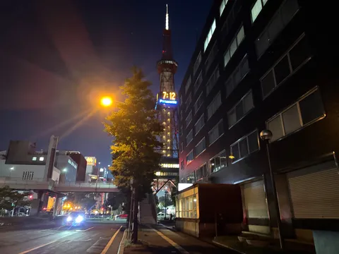 都会の夜景とタワーの灯り