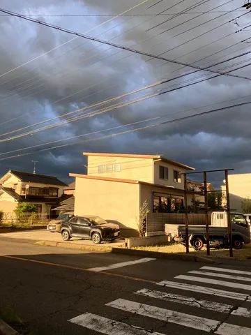 夕暮れの電線と家々