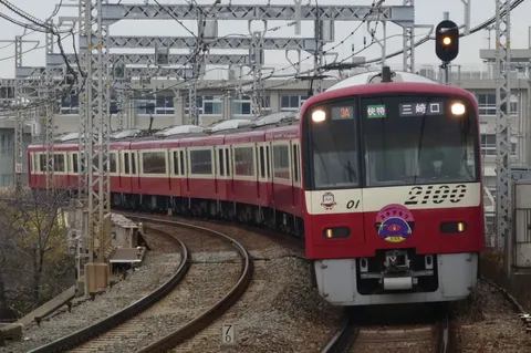 赤い特急、カーブも颯爽と！