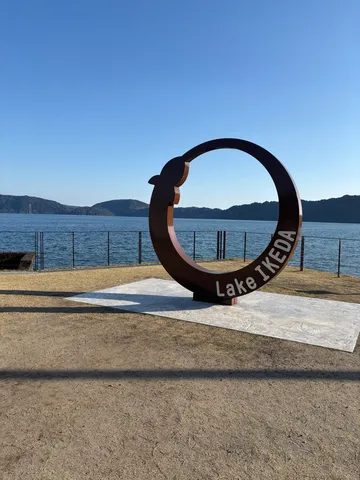 湖と円環の静かな光景