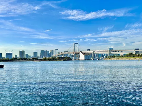 青い空と海の都市景観