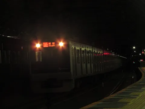 夜の駅に滑り込む光