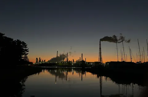 夕暮れ、工場とマリーナの対照的な風景