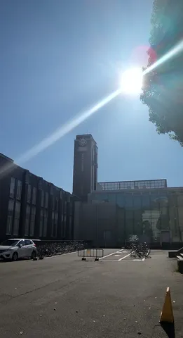 明るい日差しと佇む時計台