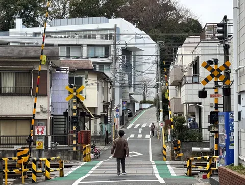 路地と線路が織りなす日常