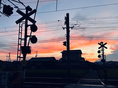 影絵のような踏切
