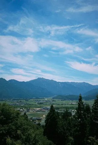 広がる空と山のコントラスト