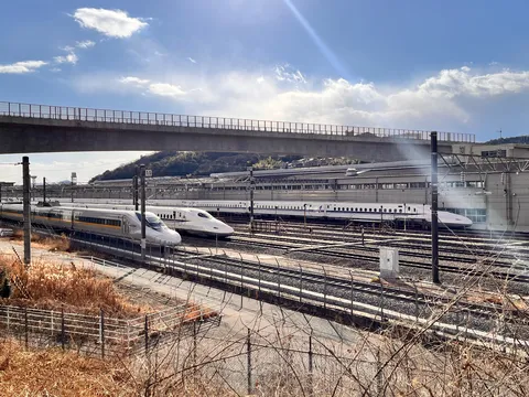 静かに憩う新幹線たち