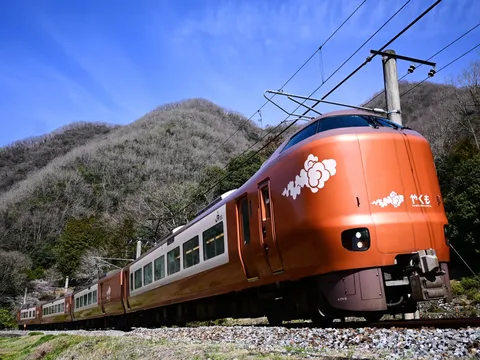 橙色の特急、山間を行く