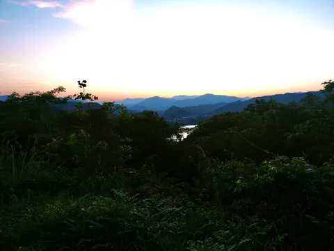 夕景の山影に揺れる静けさ