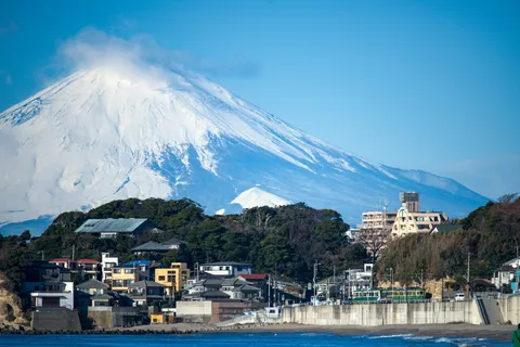 海沿いの街から仰ぐ富士