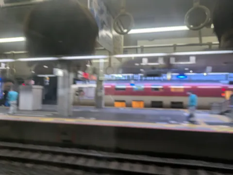 流れる視界の駅風景