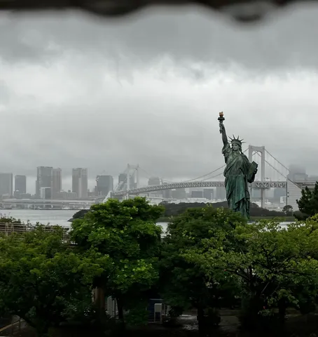 雨雲の下の自由像