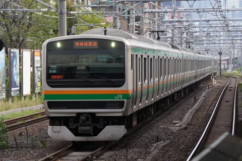 緑とオレンジの鉄路を駆ける