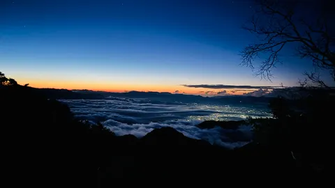 雲海に沈む街、夜明け前の静寂